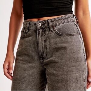 Abercrombie curve love high rise loose jean 
Runs big!
never worn!